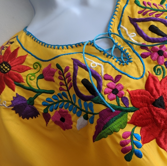 Floral Embroidered Mexican blouse - Picture 4 of 9